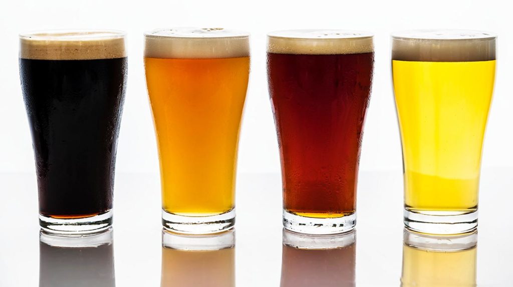 cervezas servidas en vaso y botella