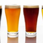 cervezas servidas en vaso y botella